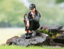 Load image into Gallery viewer, 1:64 Painted Figure Model Miniature Resin Diorama Sand Drinking Woman Beauty Toy