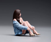 Load image into Gallery viewer, 1:24 Painted Figure Model Miniature Resin Diorama Sitting Sexy Woman Beauty Girl