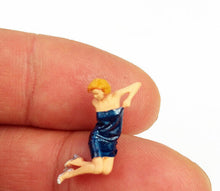 Load image into Gallery viewer, 1:64 Painted Figure Mini Model Miniature Resin Diorama Sand Model Artist Lady
