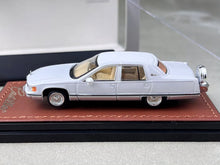 Load image into Gallery viewer, GOC 1:64 White Fleetwood American Classic Vintage Model Diecast Metal Car New Collection
