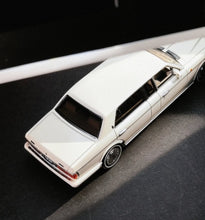 Load image into Gallery viewer, GFCC 1:64 White 1998 Silver Spur Park Ward Luxury Model Diecast Metal Car New Collection