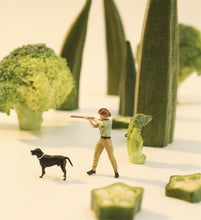 Load image into Gallery viewer, 1:64 Painted Figure Model Miniature Resin Diorama Sand Hunting Scene Hunter Dog