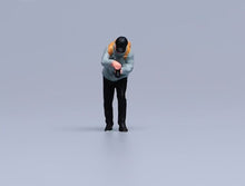 Load image into Gallery viewer, 1:24 Painted Figure Model Miniature Resin Diorama Sand Camera Man Photographer A