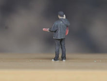 Load image into Gallery viewer, 1:64 Painted Figure Model Miniature Resin Diorama Sand Man Boy With Guitar Sing