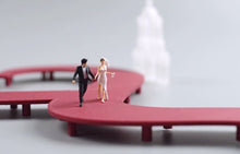 Load image into Gallery viewer, 1:64 Painted Figure Model Miniature Resin Diorama Sand Wedding Couple Lovers NEW
