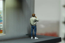 Load image into Gallery viewer, 1:64 Painted Figure Mini Model Miniature Resin Diorama Sand Man Talking On Phone
