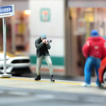 Load image into Gallery viewer, 1:24 Painted Figure Model Miniature Resin Diorama Sand Photographer Man Stand