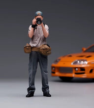 Load image into Gallery viewer, 1:24 Painted Figure Model Miniature Resin Diorama Outdoor Photographer Cameraman