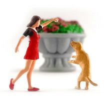 Load image into Gallery viewer, 1:64 Painted Figure Mini Model Miniature Resin Diorama Sand Girl Teasing Dog Cat