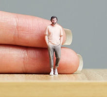 Load image into Gallery viewer, 1:64 Painted Figure Model Miniature Resin Diorama Sand Walking Man Cool Guy