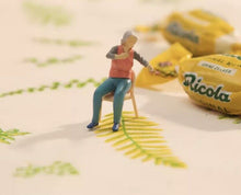 Load image into Gallery viewer, 1:64 Painted Figure Model Miniature Resin Diorama Sand Reunion Dinner Gathering