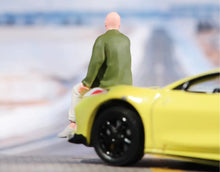 Load image into Gallery viewer, 1:24 Painted Figure Model Miniature Resin Diorama Sand Casual Man Sitting