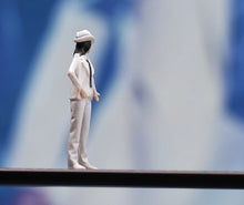 Load image into Gallery viewer, 1:64 Painted Figure Mini Model Miniature Resin Diorama Sand White Suit Singer