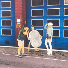 Load image into Gallery viewer, 1:64 Painted Figure Mini Model Miniature Resin Diorama Street Shooting Model