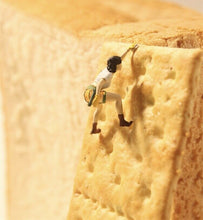 Load image into Gallery viewer, 1:64 Painted Figure Model Miniature Resin Diorama Sand Outdoor Mountain Climbing