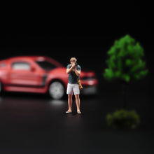 Load image into Gallery viewer, 1:24 Painted Figure Model Miniature Resin Diorama Sand Photographer Camera Man