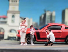 Load image into Gallery viewer, 1:64 Painted Figure Model Miniature Resin Diorama Sand Casual Man Woman Kid Pet