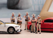 Load image into Gallery viewer, 1:64 Painted Figure Model Miniature Resin Diorama Sand American Patrol Policeman