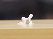 Load image into Gallery viewer, 1:24 Painted Figure Model Miniature Resin Diorama Sand Creeping ghost Woman