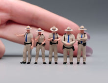 Load image into Gallery viewer, 1:64 Painted Figure Model Miniature Resin Diorama Sand American Patrol Policeman