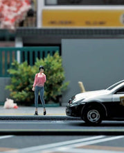 Load image into Gallery viewer, 1:64 Painted Figure Mini Model Miniature Resin Diorama Sand Backpack Girl Lady