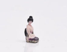 Load image into Gallery viewer, 1:64 Painted Figure Model Miniature Resin Sand Japanese Kimono Lady Kneelsitting