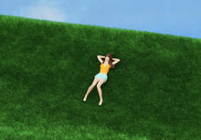 Load image into Gallery viewer, 1:64 Painted Figure Model Miniature Resin Diorama Outdoor Picnic Camping Reading Collection