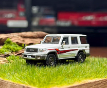 Load image into Gallery viewer, Masdi 1:64 White Land Cruiser LC76 ORV SUV Sports Model Diecast Metal Car New Collection
