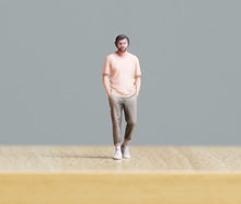 Load image into Gallery viewer, 1:64 Painted Figure Model Miniature Resin Diorama Sand Walking Man Cool Guy