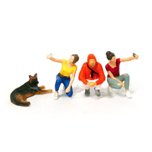 Load image into Gallery viewer, 1:64 Painted Figure Mini Model Miniature Resin Diorama Selfie Selfportial Set A