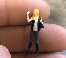 Load image into Gallery viewer, 1:64 Painted Figure Mini Model Miniature Resin Diorama Sand Say Hi Lady With Bag New Scene