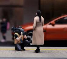 Load image into Gallery viewer, 1:64 Painted Figure Model Miniature Resin Diorama street interview Host Camera B