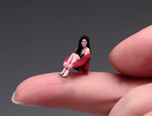 Load image into Gallery viewer, 1:64 Painted Figure Model Miniature Resin Diorama Sand Girl Lady Pretty Modern C