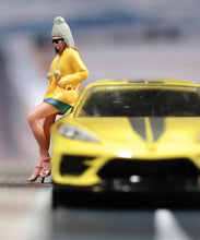 Load image into Gallery viewer, 1:24 Painted Figure Model Miniature Resin Diorama Sand Leaning Girl Yellow Lady