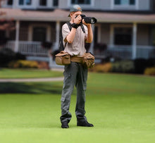 Load image into Gallery viewer, 1:24 Painted Figure Model Miniature Resin Diorama Outdoor Photographer Cameraman