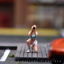 Load image into Gallery viewer, 1:24 Painted Figure Model Miniature Resin Diorama Sand Beauty Photographer