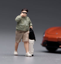 Load image into Gallery viewer, 1:64 Painted Figure Model Miniature Resin Sand Diorama Man Suitcase Passenger