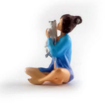 Load image into Gallery viewer, 1:64 Painted Figure Mini Model Miniature Resin Diorama Sand Toy Girl Teasing Cat