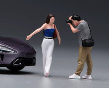 Load image into Gallery viewer, 1:64 Painted Figure Model Miniature Resin Diorama Toy Sand Taking Photo Couple