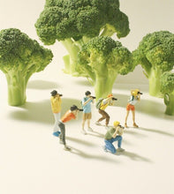 Load image into Gallery viewer, 1:64 Painted Figure Model Miniature Resin Diorama Sand Photography Scene Camera