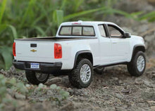 Load image into Gallery viewer, Maisto 1:27 White 2017 Colorado ZR2 Pickup Off Road Model Diecast Metal Car