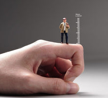 Load image into Gallery viewer, 1:64 Painted Unpainted Figure Model Miniature Resin Diorama Sand Smoking Man Toy New