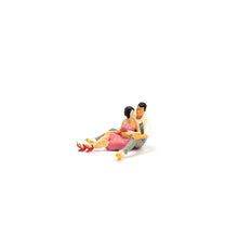 Load image into Gallery viewer, 1:64 Painted Figure Mini Model Miniature Resin Diorama Picni Camping Couple Sand