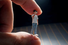Load image into Gallery viewer, 1:64 Painted Figure Model Miniature Resin Diorama Toy Sand Selfie Man Boy Tee