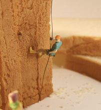 Load image into Gallery viewer, 1:64 Painted Figure Model Miniature Resin Diorama Sand Outdoor Mountain Climbing
