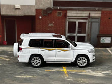 Load image into Gallery viewer, Masdi 1:64 2016 White Land Cruiser LC200 ORV GXR V6 Model Diecast Metal Car