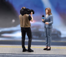 Load image into Gallery viewer, 1:64 Painted Figure Model Miniature Resin Diorama Toy Journalist Interview Set