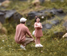 Load image into Gallery viewer, 1:64 Painted Figure Model Miniature Resin Sand Diorama Father and Daughter Set