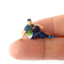 Load image into Gallery viewer, 1:64 Painted Figure Mini Model Miniature Resin Diorama Stargazing Camping Family