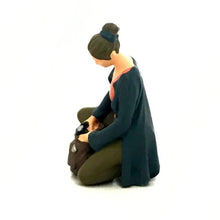 Load image into Gallery viewer, 1:64 Painted Figure Mini Model Miniature Resin Diorama Lady Flipping Bag Blue